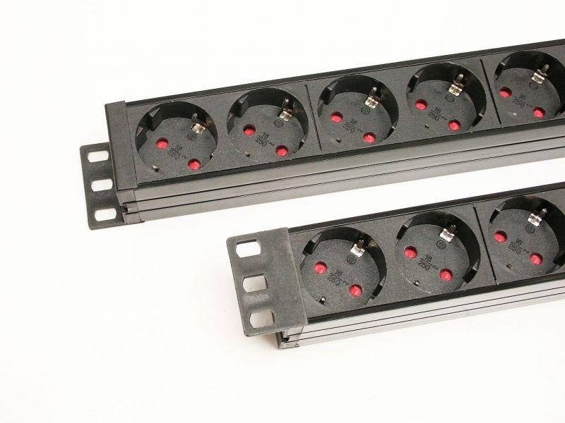 APower 1U 19" fekete/alu 6-os FI relés elektromos elosztó