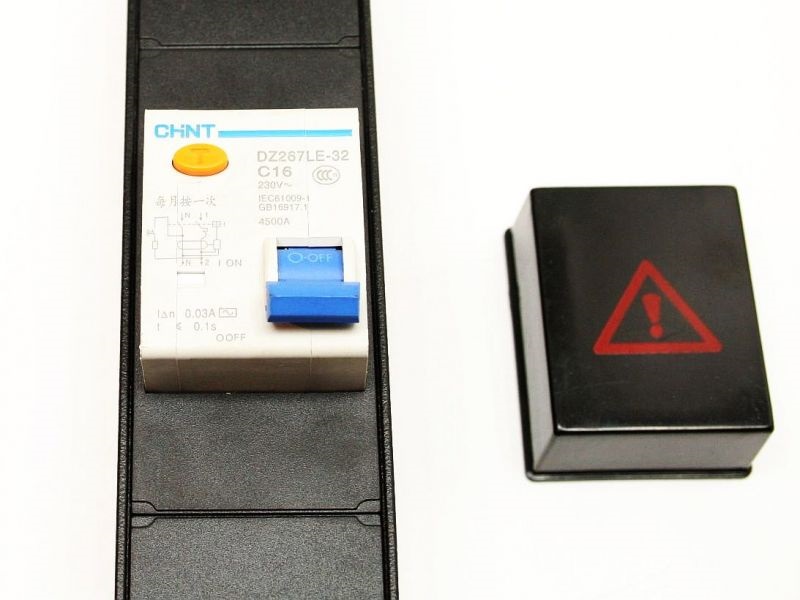 APower 1U 19" fekete/alu 6-os FI relés elektromos elosztó