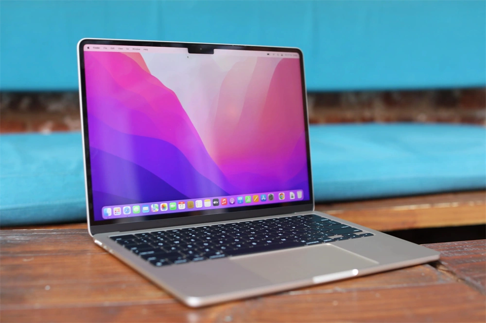 Apple MacBook Air 2022 13,6"/M2 chip és 10 magos GPU/8GB/512GB SSD/Cseh/ezüst laptop (Felújított,batteryCARE+)