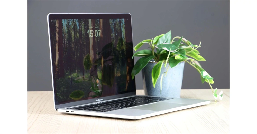 Apple MacBook Pro 2020 13,3"Retina/M1 chip és 8 magos GPU/8GB/512GB SSD/Cseh/ezüst laptop (Felújított,batteryCARE+)