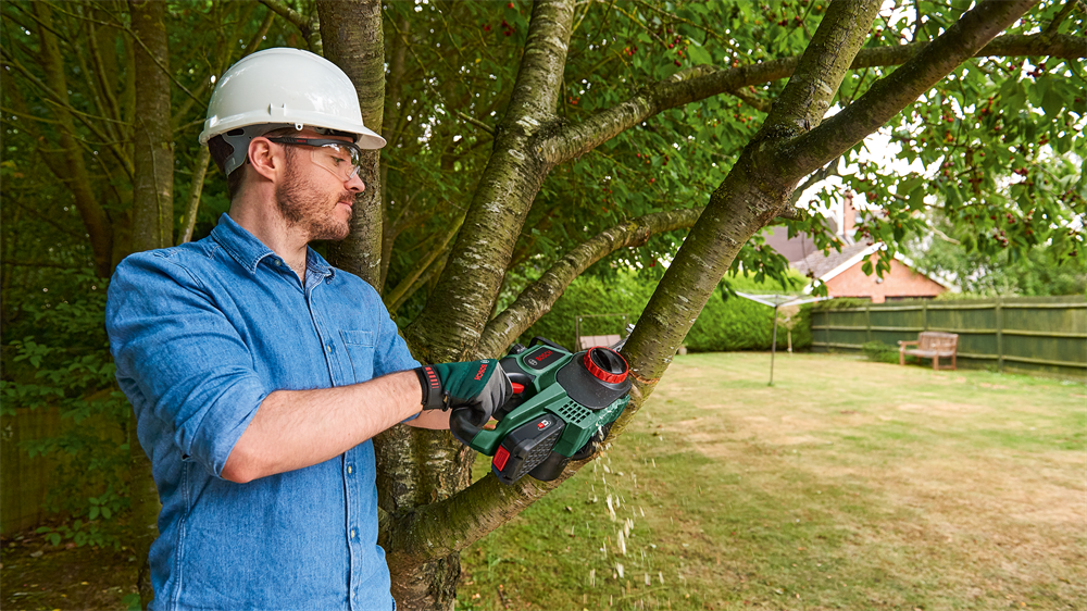 Bosch 06008B8000 Chain Saw UniversalChain 18 akkumulátoros láncfűrész