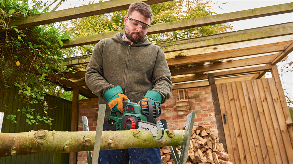 Bosch 06008B8000 Chain Saw UniversalChain 18 akkumulátoros láncfűrész