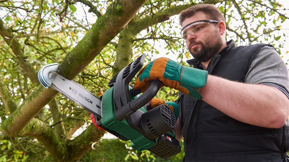 Bosch 06008B8000 Chain Saw UniversalChain 18 akkumulátoros láncfűrész