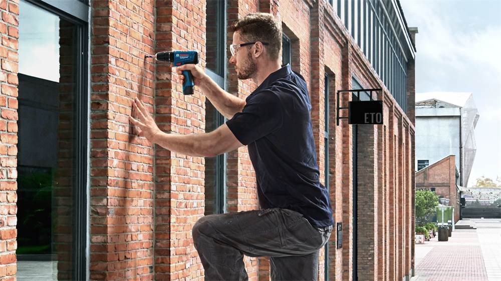 Bosch 06019G8100 GSB 120-Li Professional 2x2,0Ah kofferben akkus ütvefúró-csavarozó