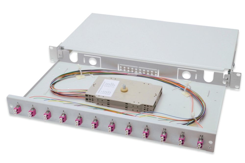 DIGITUS DN-96331-4 1U 12xLC duplex OM4 toldóval pigtaillel és kötőkazettával szerelt optikai rendező