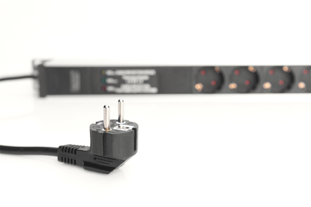 DIGITUS 1U PDU 230V 16A 7xCEE 7/3 aljzat CEE7/7 csatlakozó túlfeszültség védelemmel és vonalszűrővel 2M elosztósor