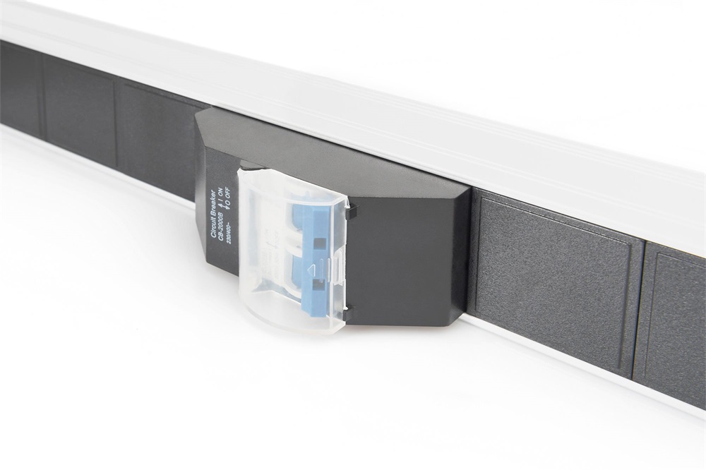 DIGITUS A-19-STRIP42-1 0U PDU 230V 16A 14xCEE 7/3 aljzat CEE7/7 csatlakozó megszakítóval 2M elosztósor