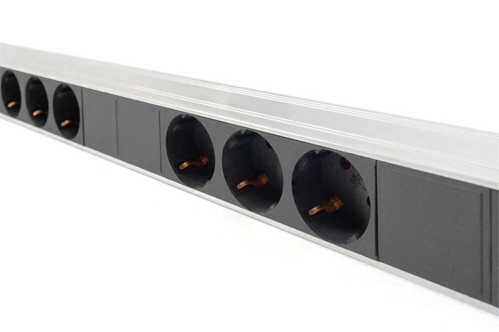 DIGITUS A-19-STRIP42-1 0U PDU 230V 16A 14xCEE 7/3 aljzat CEE7/7 csatlakozó megszakítóval 2M elosztósor