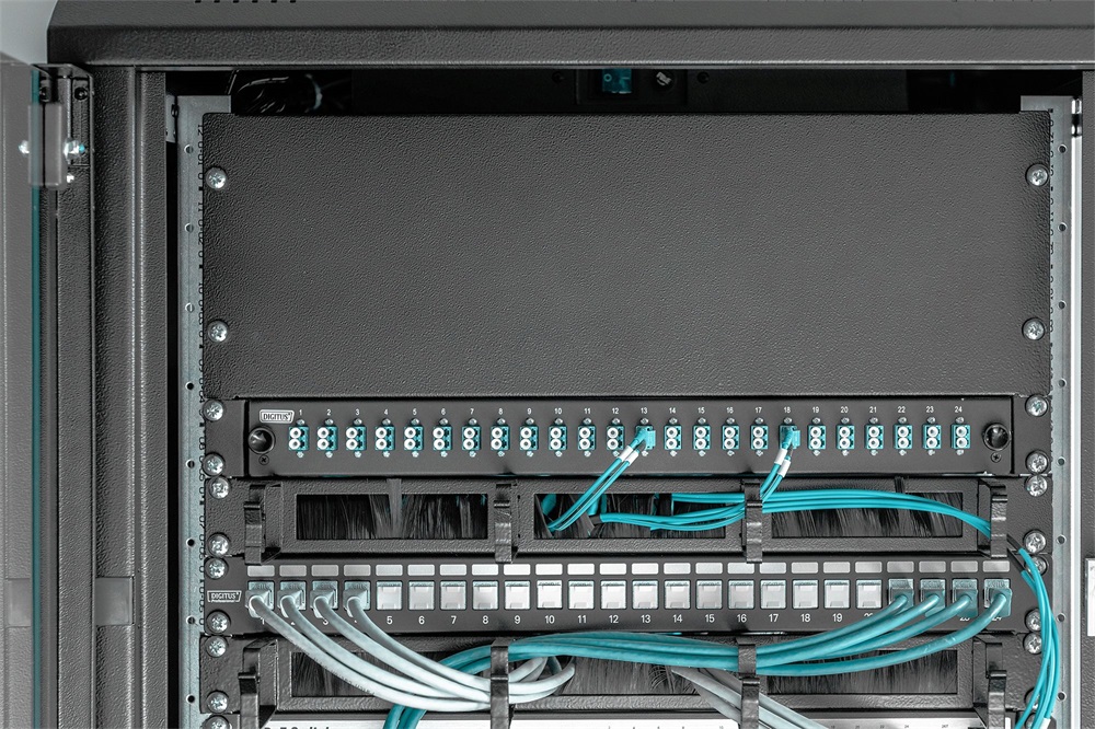 DIGITUS DN-19 BPN-04-SW 19" 4U fekete vakpanel