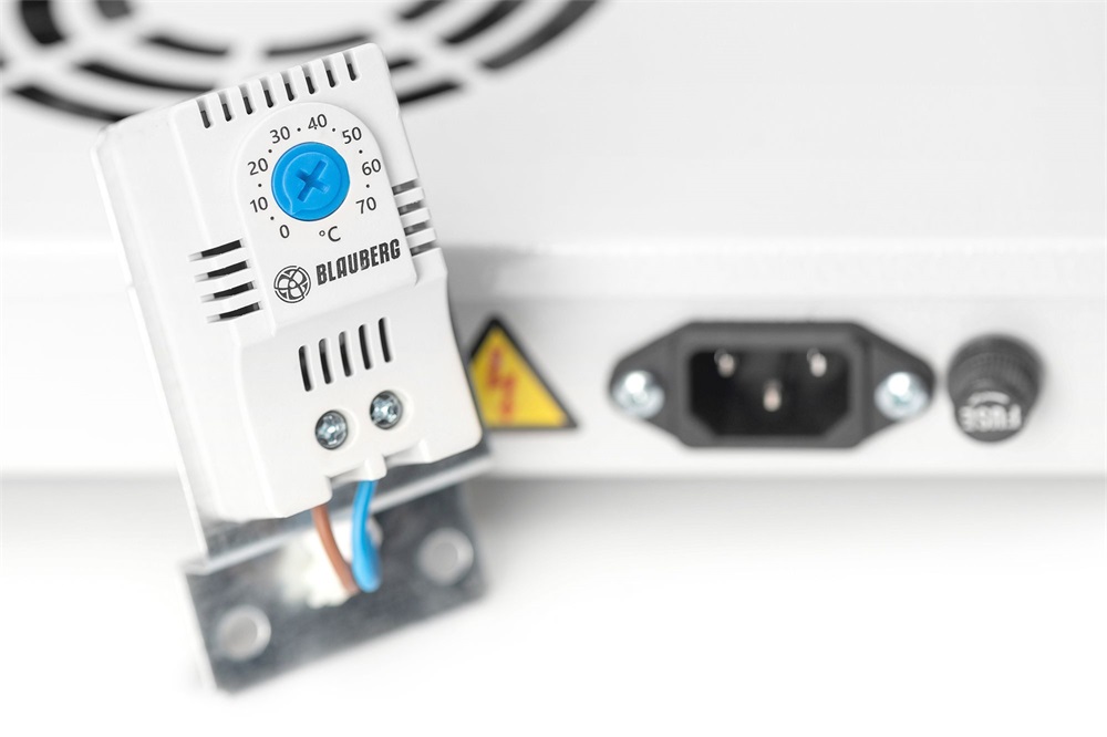 DIGITUS DN-19 FAN-2-HO 2-es termosztátos szürke tető/fiók ventilátor