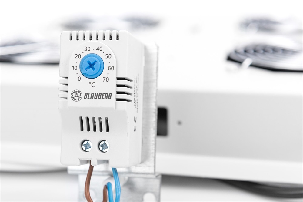 DIGITUS DN-19 FAN-4-SRV 4-es termosztátos szürke tetőventilátor Unique szerverszekrényhez
