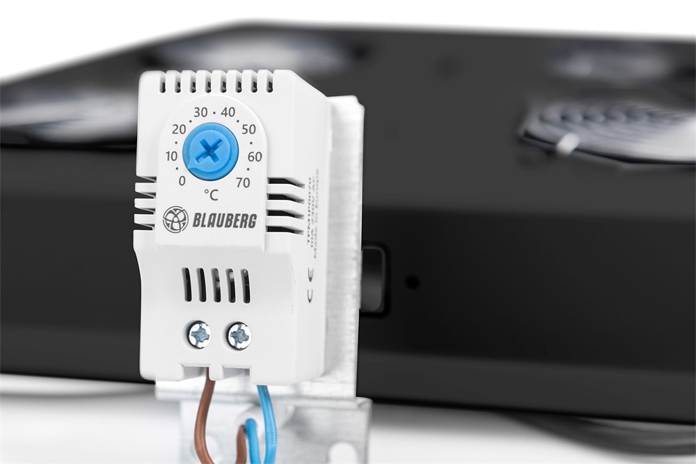 DIGITUS DN-19 FAN-4-SRV-B  4-es termosztátos fekete tetőventilátor Unique szerverszekrényhez