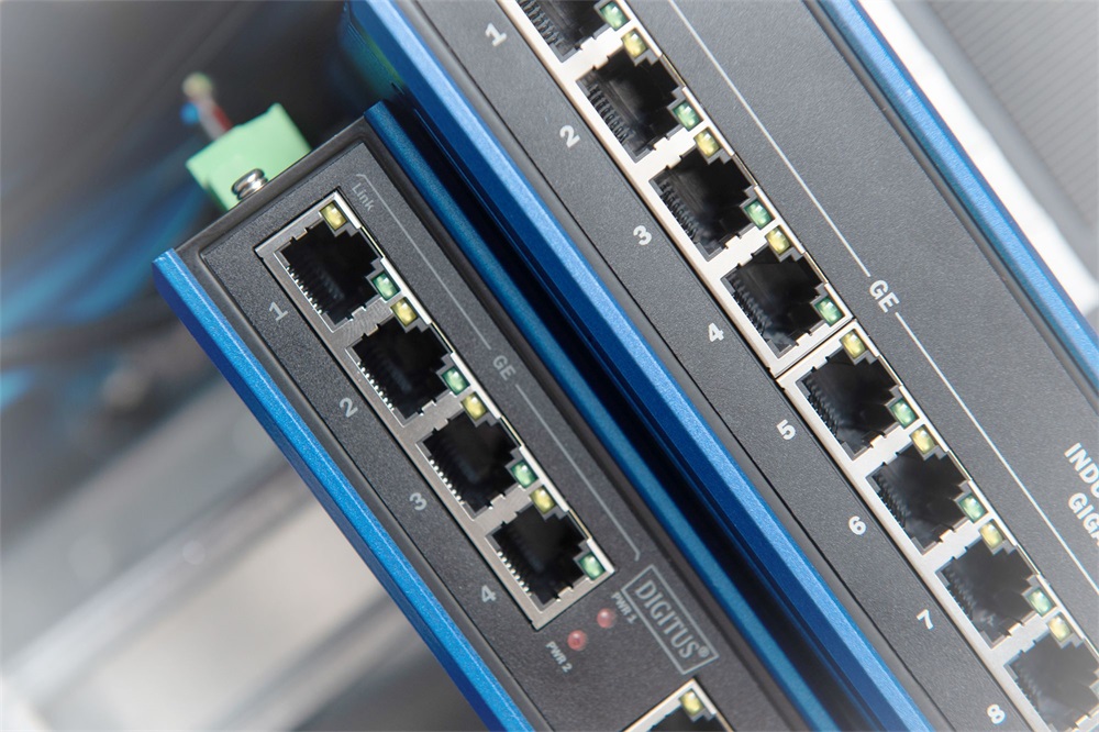 DIGITUS DN-651118 4x GbE Lan port 1x uplink port nem menedzselhető ipari switch