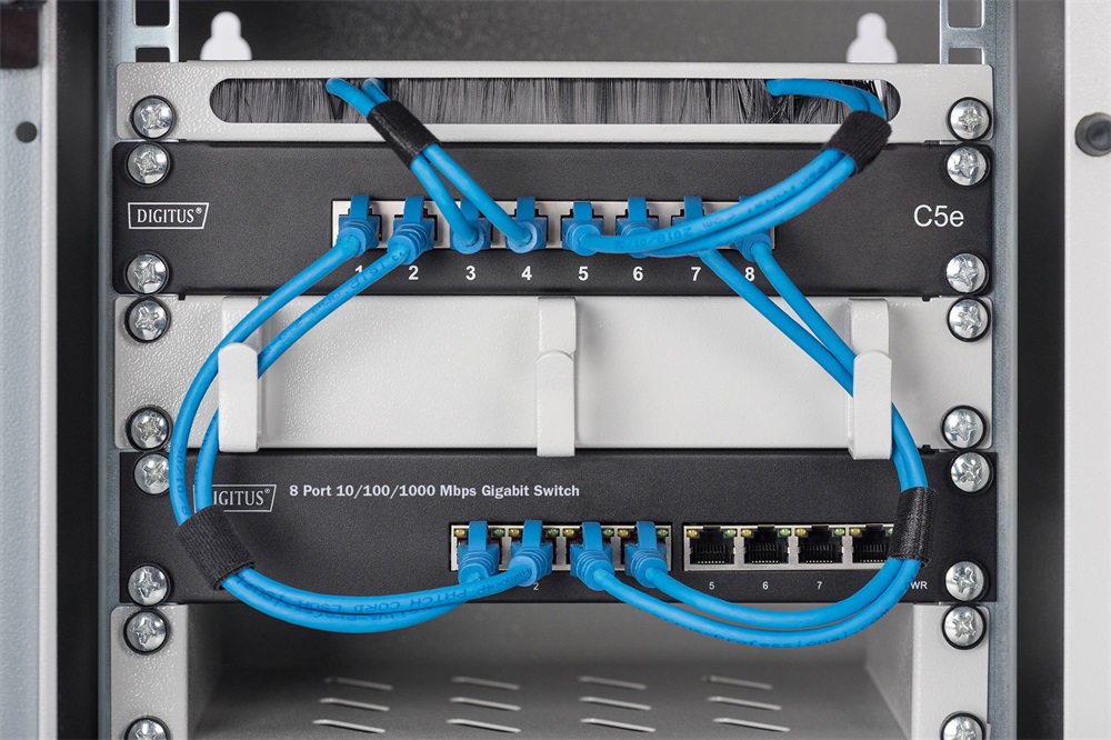 DIGITUS DN-95331 10" 8x GbE Lan port PoE 80W menedzselhető switch