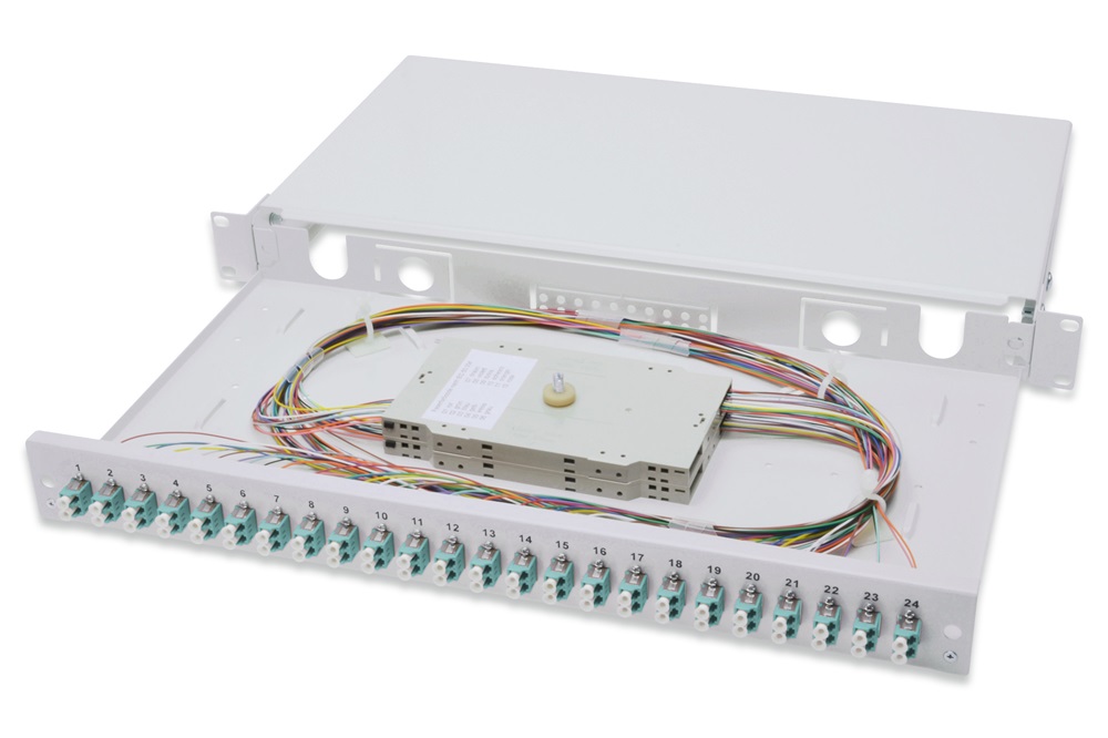 DIGITUS DN-96332/3 1U 24xLC duplex OM3 toldóval pigtaillel és kötőkazettával szerelt optikai rendező