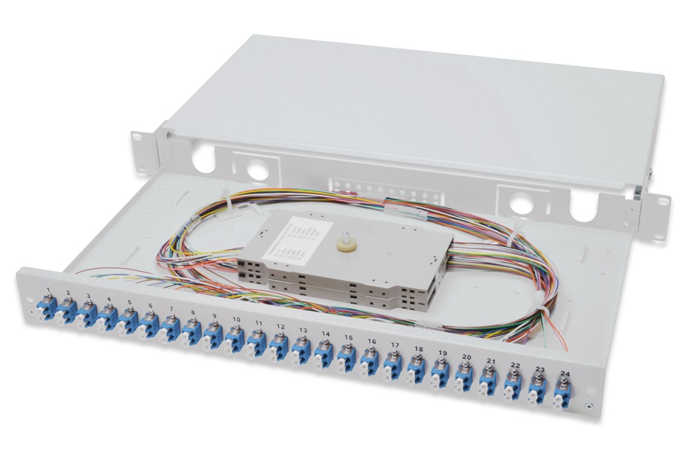 DIGITUS DN-96332/9 1U 24xLC duplex OS2 toldóval pigtaillel és kötőkazettával szerelt optikai rendező