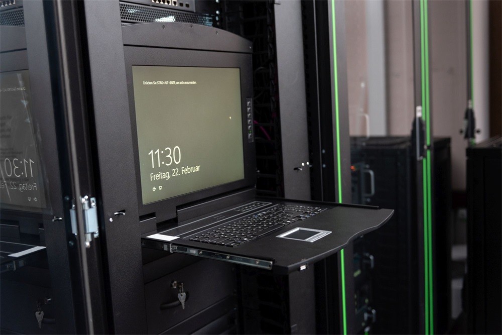 DIGITUS DS-72210-4UK 1U 17" 8xCat.5 LCD KVM konzol Angol billentyűzettel