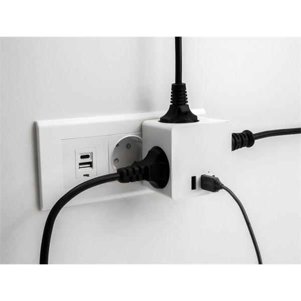 Delock 11496 3-oldalú multi-csatlakozó kocka gyerekzárral és USB töltőfelülettel, fehér