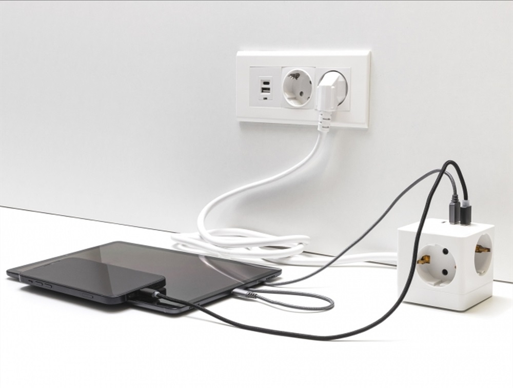 Delock 11497 3 nyílásos csatlakozó kocka hosszabbító gyerekzárral és USB töltővel, valamint 1,5 m fehér