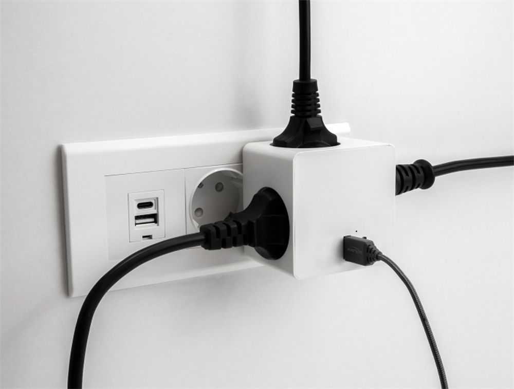 Delock 11501 PD 3.0 20 W 3xAC/USB/Type-C fehér elosztó
