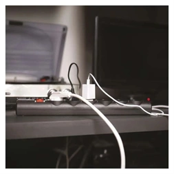 Emos P54218 1,5m 380J SCHUKO 6 csatlakozós fekete túlfeszültség védett elosztó