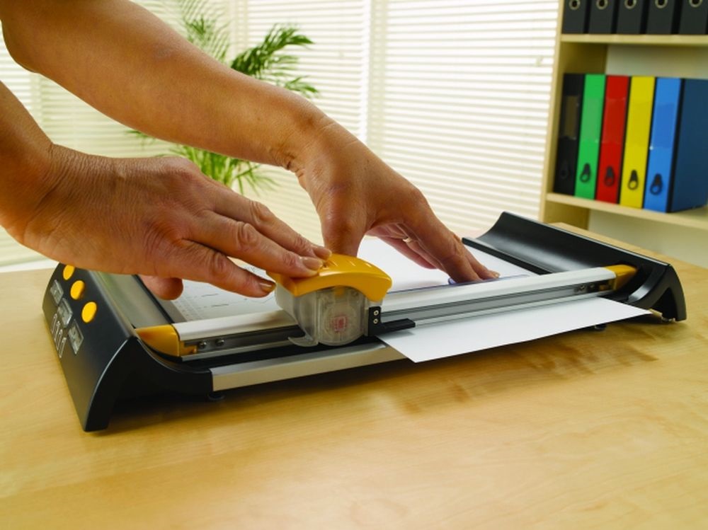 Fellowes Neutron A4+ vágógép