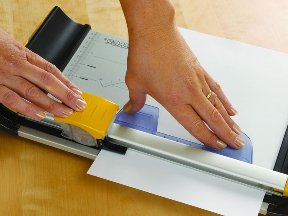 Fellowes Neutron A4+ vágógép