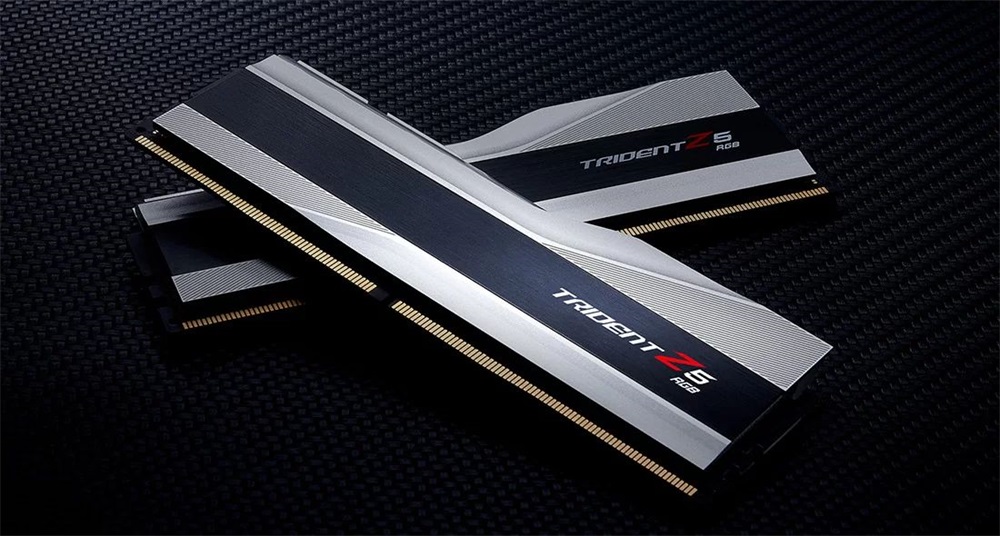 G.Skill 32GB 8000MHz DDR-5 Trident Z5 RGB Intel XMP Silver (Kit! 2db 16GB) (F5-8000J3848H16GX2-TZ5RS) memória