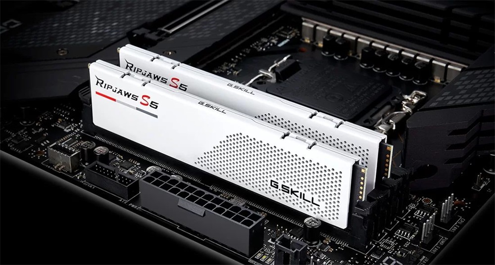 G.Skill 32GB 5600MHz DDR-5 Ripjaws S5 Intel XMP White (Kit! 2db 16GB) (F5-5600J2834F16GX2-RS5W) memória