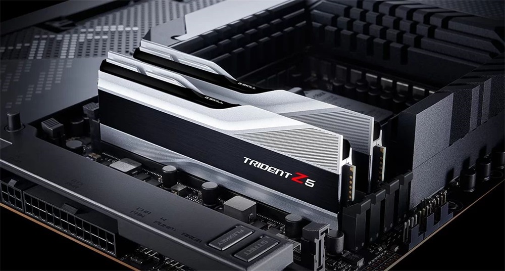 G.Skill 64GB 6000MHz DDR-5 Trident Z5 Intel XMP Silver (Kit! 2db 32GB) (F5-6000J3238G32GX2-TZ5S) memória