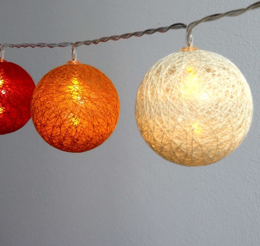 Iris Gömb alakú 6cm/színes fonott/1,5m/piros-narancs-meleg fehér/10db LED-es/USB-s fényfüzér, fénydekoráció