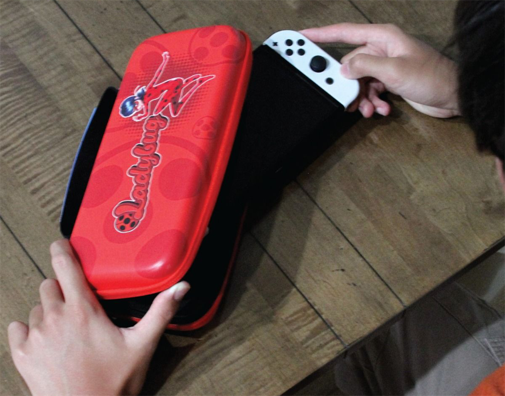 Hyperkin M07541-MTLB Miraculous EVA Nintendo Switch/Switch OLED/Switch "Katicabogár" erősített utazótok