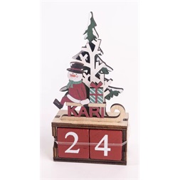 IRIS fa adventi kalendárium, hóember szánkón, "kari" felirattal, fenyőfával 14 x 7 cm