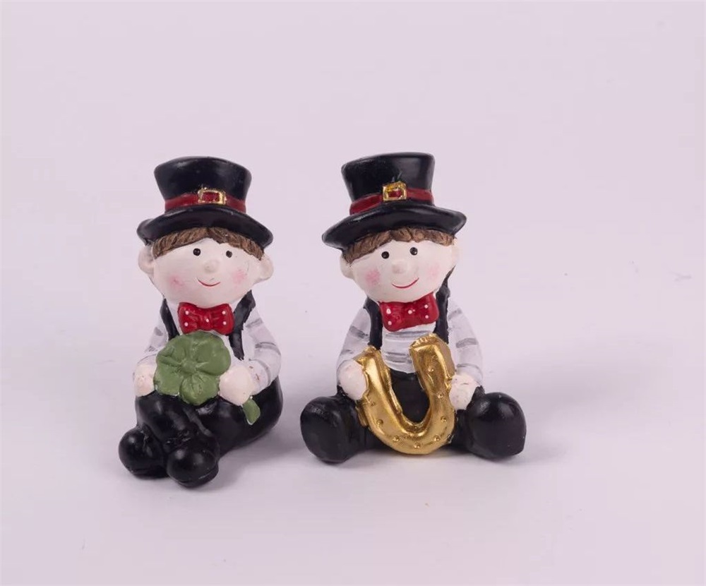 IRIS polirezin kéményseprő kalapban, ülő, négylevelű lóherével vagy patkóval 7 x 9 cm