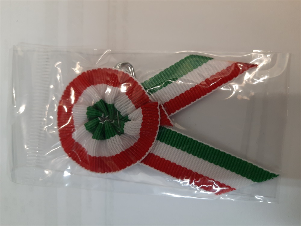 Kokárda kitűzővel 1 cm széles szalagból átmérő 3 cm