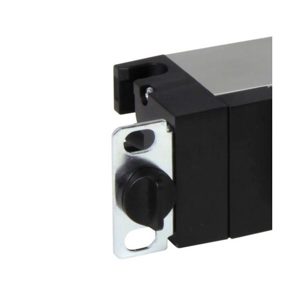 Legrand 646807 19"/1U PDU elosztósor 16A 6xC19 reteszelhető aljzat bekötőkapcsos kábel nélkül
