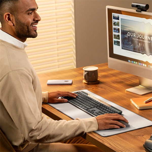 Logitech Signature Solar US vezeték nélküli grafitszürke billentyűzet