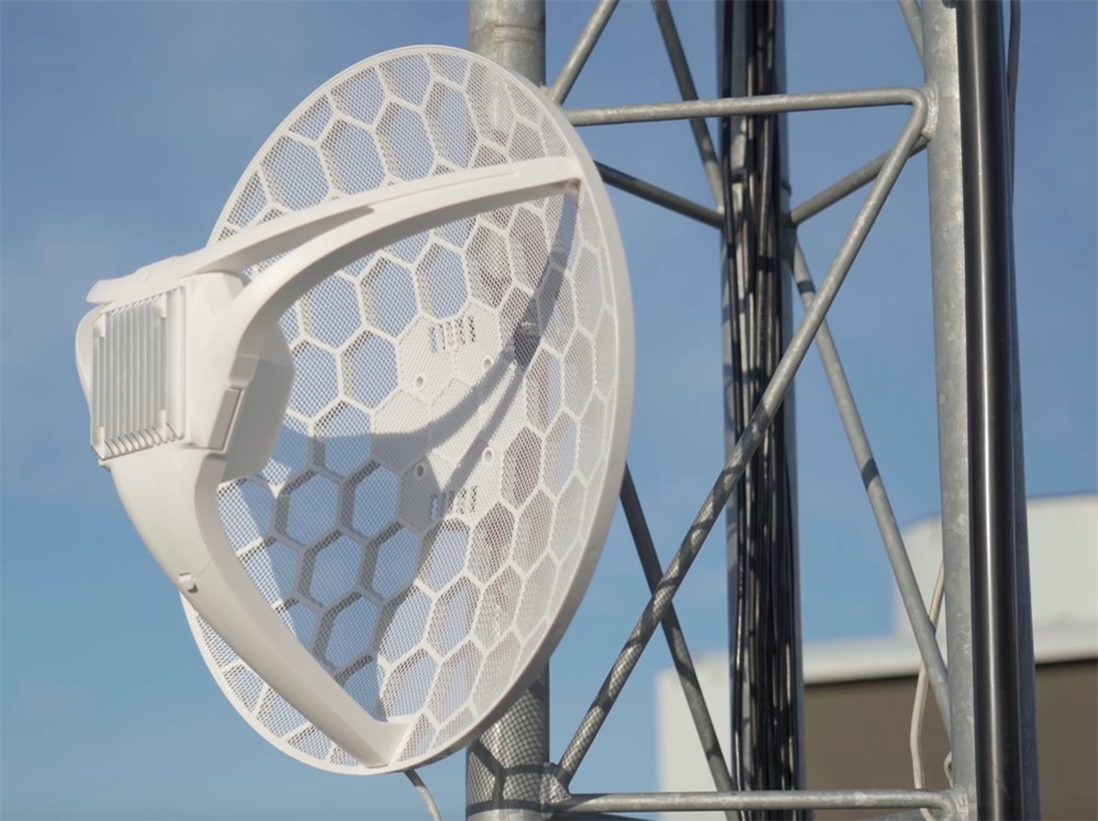 MikroTik LHG LTE18 kit 1xGbE LAN port LTE CAT18 modem 17dBi integrált antenna