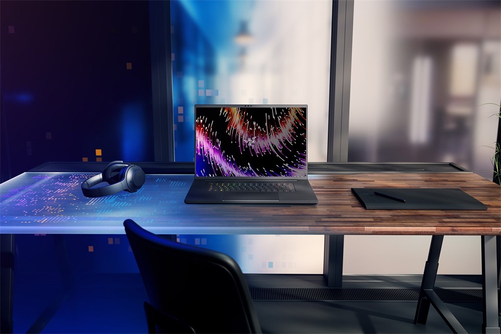 RAZER Blade 18 K9-NT 18"QHD+/Intel i9-13950HX/32GB/1TB/RTX 4070/Win11/fekete laptop