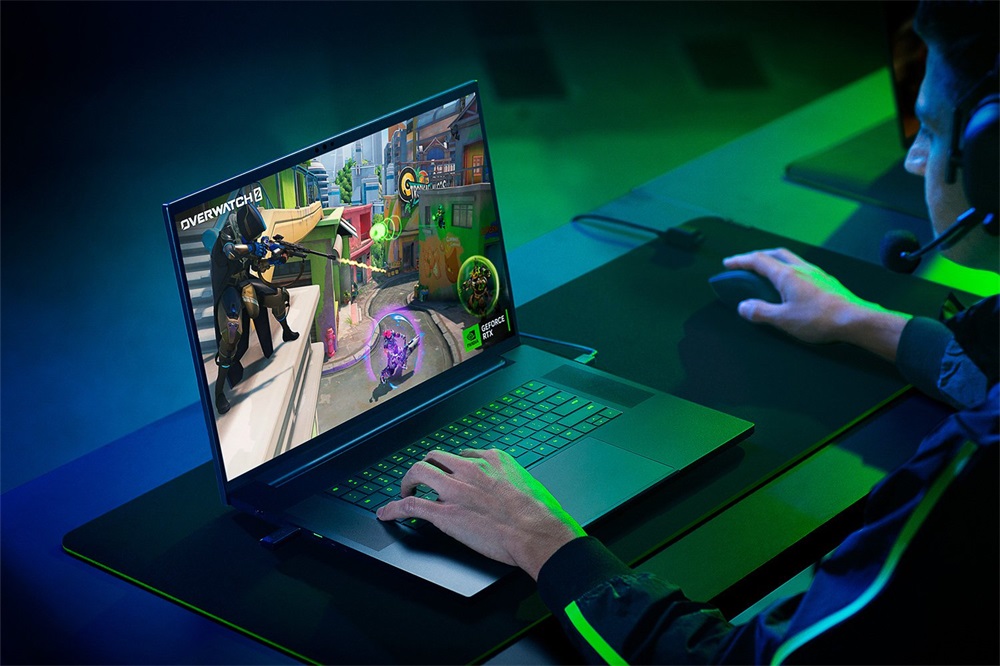 RAZER Blade 18 K9-NT 18"QHD+/Intel i9-13950HX/32GB/1TB/RTX 4070/Win11/fekete laptop