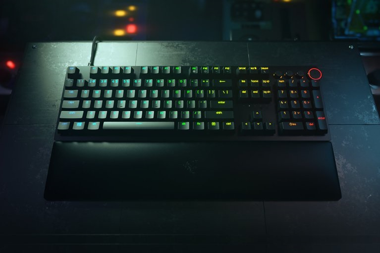 Razer Huntsman V2 (Purple Switch) US RGB fekete gamer billentyűzet
