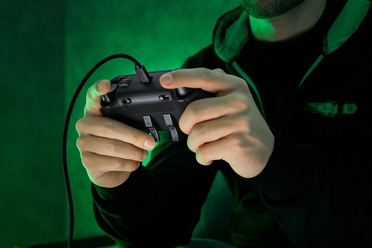 Razer Wolverine V2 Chroma Xbox Series X/S/PC fekete vezetékes kontroller