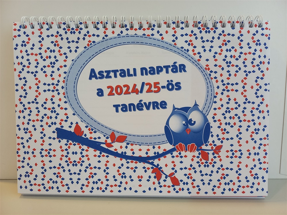 Realsystem 2025/2026 tanév asztali naptár