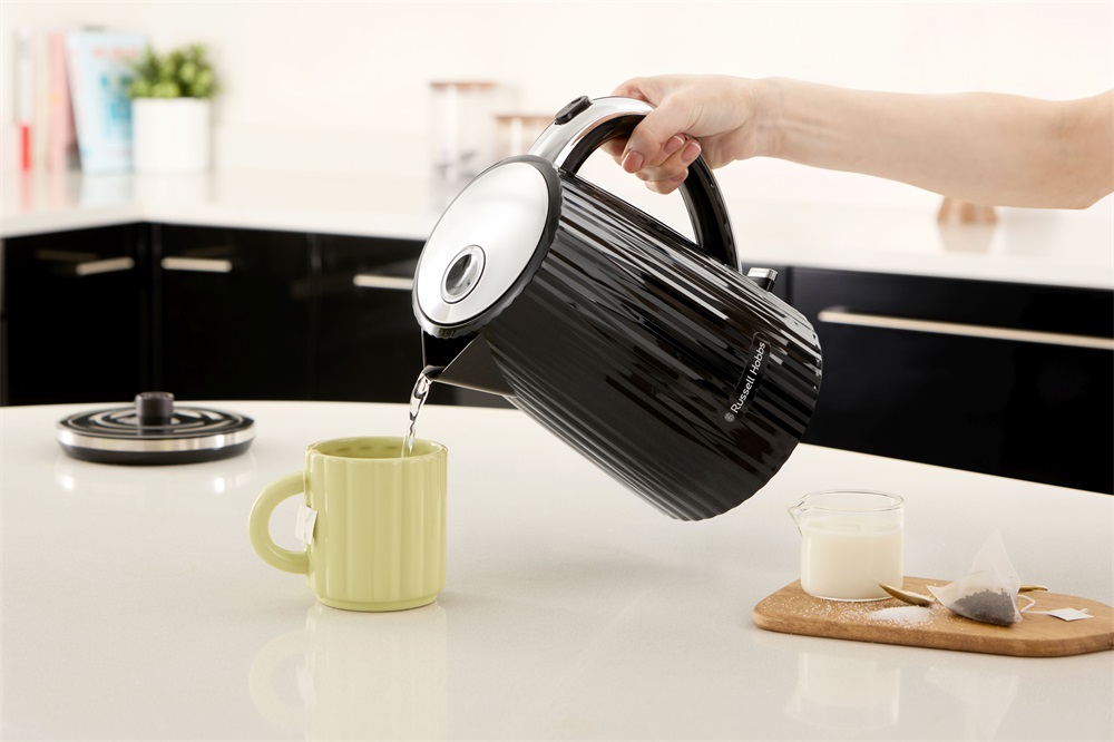 Russell Hobbs 27361-70/RH Eden 1,7L-es fekete vízforraló