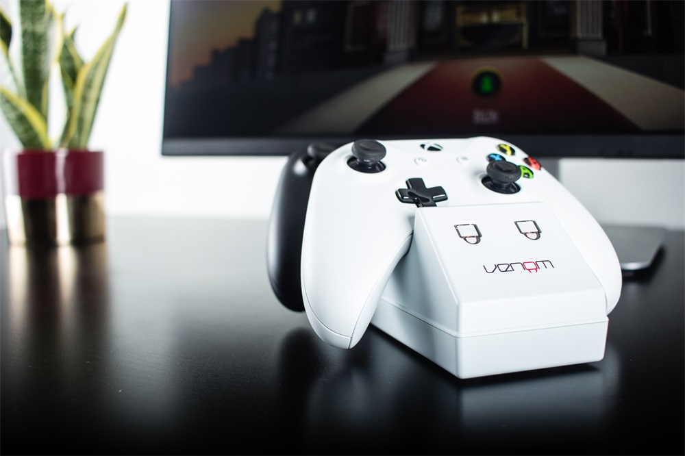 Venom VS2859 Xbox One fehér töltőállomás + 2 db akkumulátor