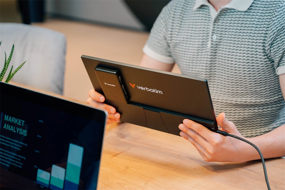 Verbatim 32088 hordozható 14" érintő kijelzős Full HD monitor + 5000mAh powerbank