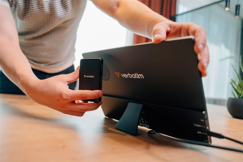 Verbatim 32088 hordozható 14" érintő kijelzős Full HD monitor + 5000mAh powerbank