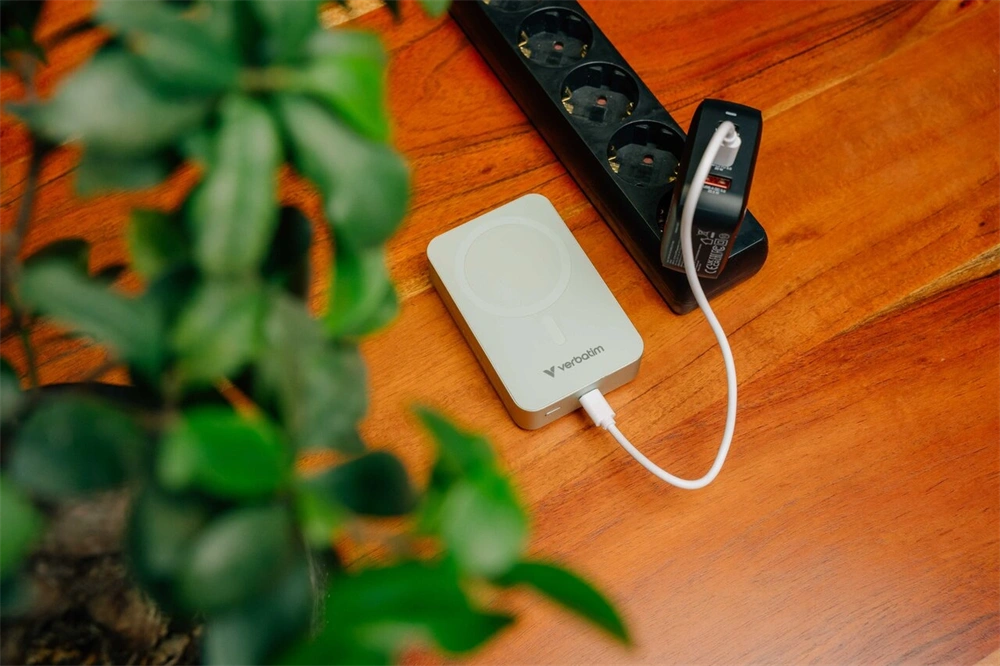 Verbatim 32224 Charge n Go Essentials 20000mAh zöld vezeték nélküli mágneses powerbank