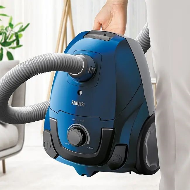Zanussi ZANCG22CB élénk kék porzsákos porszívó